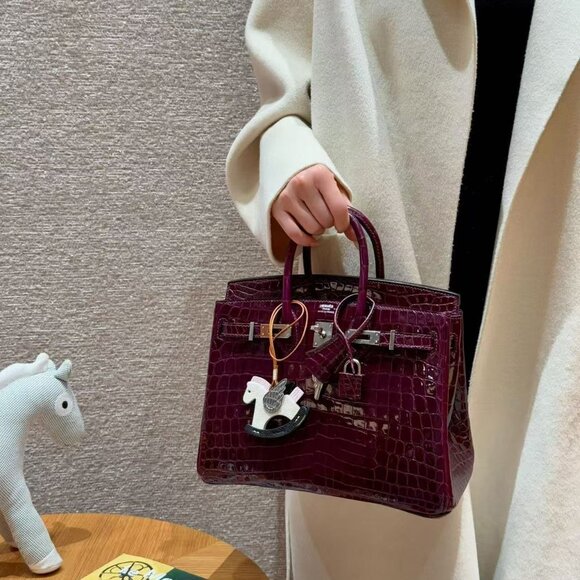 Classic Hermes Bag: A Stylish and Versatile Choice for Elegance - Picture 5 of 6